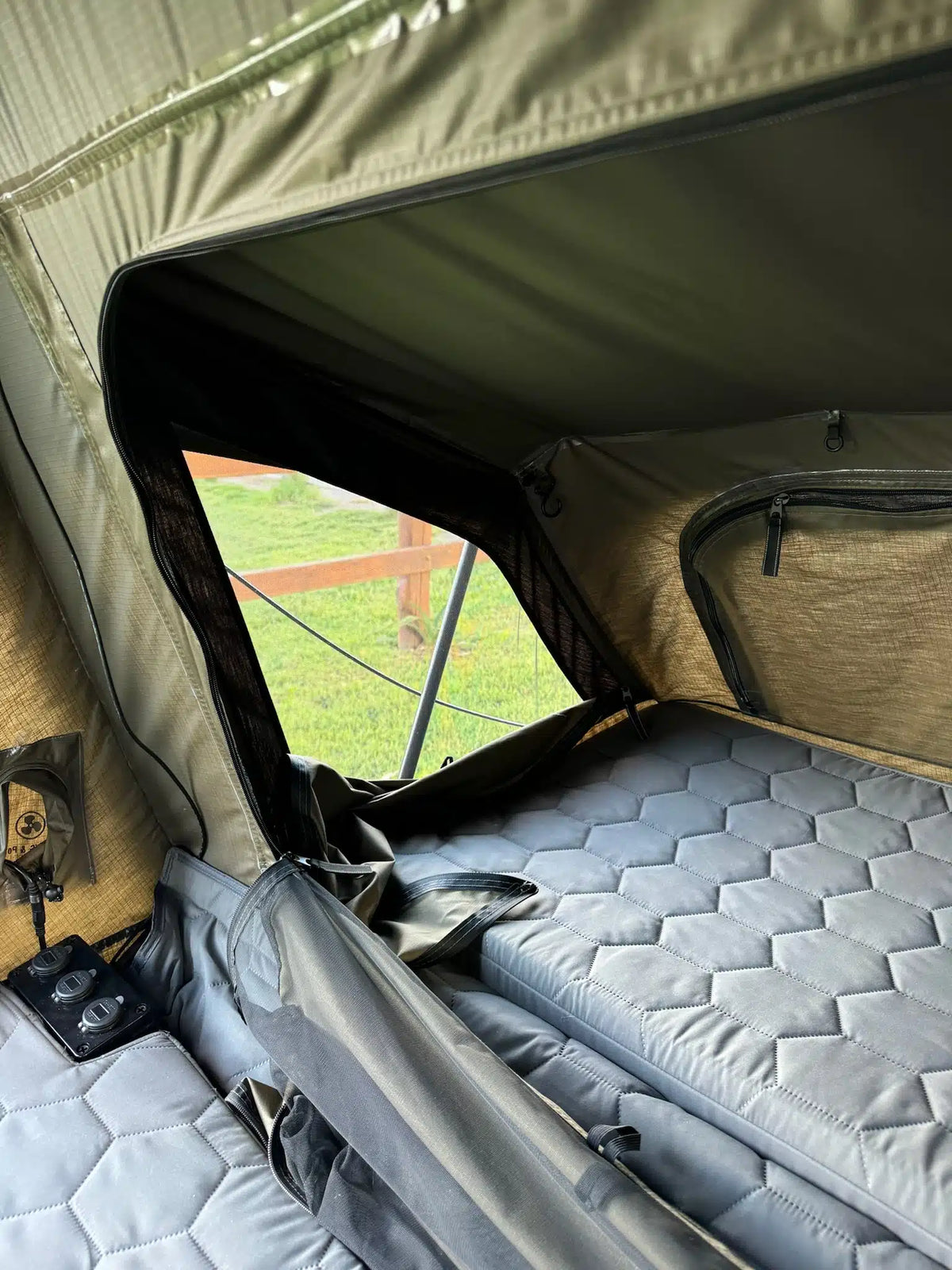 WILD LAND DESERT CRUISER PLUS ROOF TOP TENT